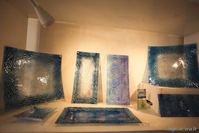 Assiettes en verre bleues