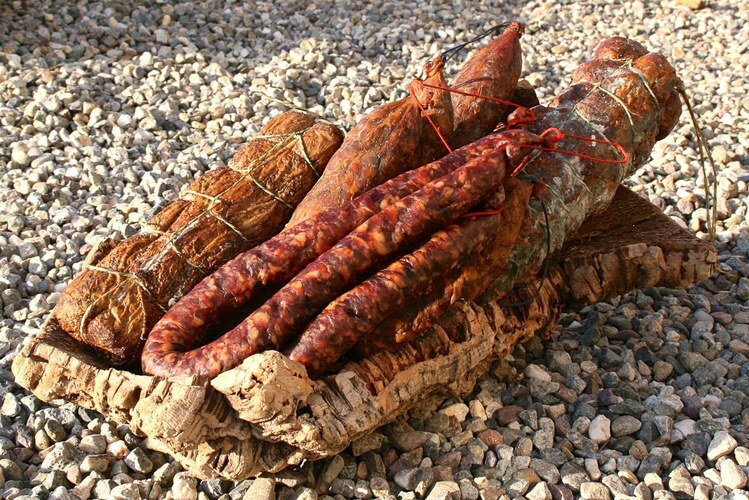 Basket of PDO corsican charcuterie - Charcuterie Battaglia in Vallecalle