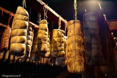 Hängende Coppe im Reiferaum, Wurstwarenfabrik Battaglia in Vallecalle