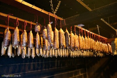 Im Reiferaum aufgehängte Würste, Wurstwarenfabrik Battaglia in Vallecalle