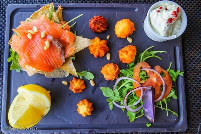 Duo di salmone e accras fatti in casa