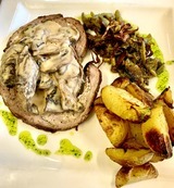 Gefüllter Kalbsbraten mit Rindfleisch und Brocciu, Pilzsauce und Ofenkartoffeln - Restaurant I Fratelli in Rapale.