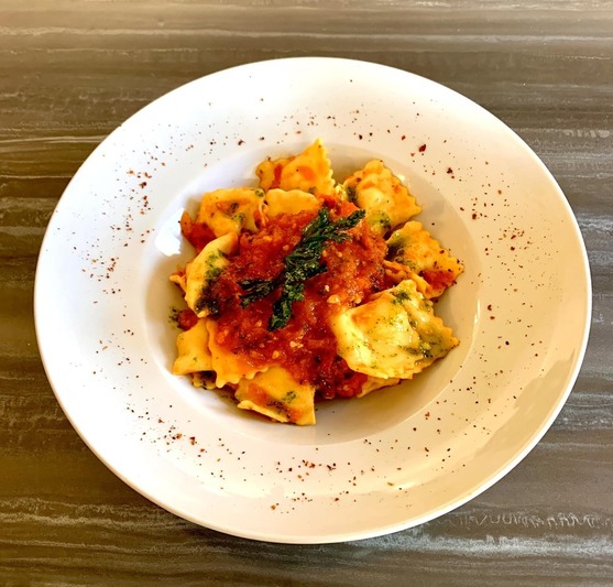 Käse-Ravioli mit hausgemachter Tomaten-Basilikum-Sauce - Restaurant I Fratelli in Rapale.