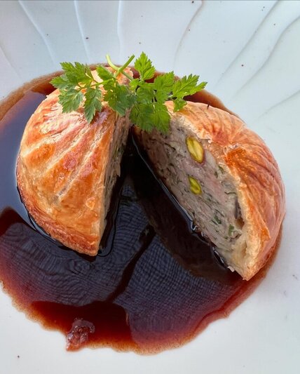 Veal pithivier with red fruit and pistachio sauce - Restaurant U Palmentu - Centuri, Corsica