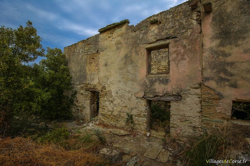 Verfallenes Haus im verlassenen Dorf Caracu, Meria - 16092016