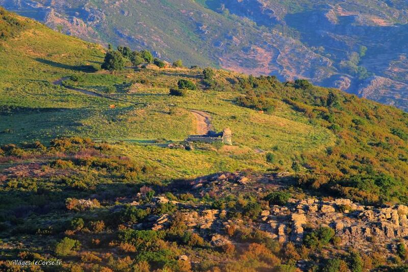 Chapelle Chjesa Negra à l'aube, vue depuis la route de Murato, le 23/06/2015